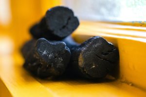 كيف تختار أفضل فحم للشواء؟ دليل شامل لعام 2025